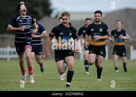 Hawick, Regno Unito. 14 agosto 2021. Azione degli Hawick 7 sabato 14 agosto 2021 a Mansfield, Hawick. Callum Renwick (Hawick RFC) in una corsa per segnare contro Musselburgh. Credit: Rob Grey/Alamy Live News Foto Stock