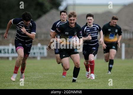 Hawick, Regno Unito. 14 agosto 2021. Azione degli Hawick 7 sabato 14 agosto 2021 a Mansfield, Hawick. Callum Renwick (Hawick RFC) in una corsa per segnare contro Musselburgh. Credit: Rob Grey/Alamy Live News Foto Stock