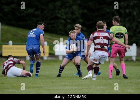 Hawick, Regno Unito. 14 agosto 2021. Azione degli Hawick 7 sabato 14 agosto 2021 a Mansfield, Hawick. Rory Marshall (JedForest RFC) con la palla si affaccia sul Watsonians difesa Credit: Rob Grey/Alamy Live News Foto Stock