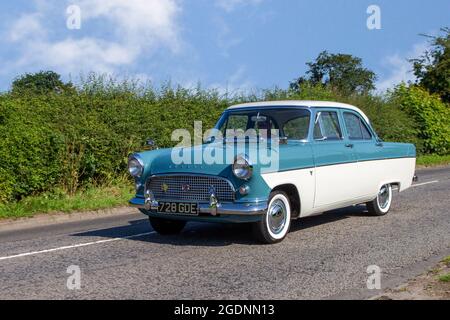 1960 60s anni Sessanta Ford Consul blu 1703cc benzina, 4dr berlina, in rotta per Capesthorne Hall Classic maggio car show, Cheshire, Regno Unito Foto Stock