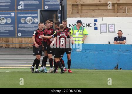 BARROW A FURNESS, REGNO UNITO. 14 AGOSTO Hartlepool United's Tyler Burey celebra dopo aver segnato il loro primo gol durante la partita Sky Bet League 2 tra Barrow e Hartlepool Uniti a Holker Street, Barrow-in-Furness sabato 14 agosto 2021. (Credit: Mark Fletcher | MI News) Credit: MI News & Sport /Alamy Live News Foto Stock