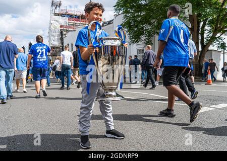 STAMFORD BRIDGE 14 agosto 2021. Un fan di Chelsea si pone con una replica del trofeo Champions League. I tifosi di calcio tornano per la prima volta il giorno di apertura della Premier League inglese a Stamford Bridge da quando le restrizioni della covid sono state attenuate consentendo la piena partecipazione agli stadi. Credit amer Ghazzal/Alamy Live News Foto Stock