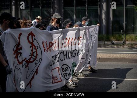 Trasparente: ' Kapitalismus zerschlagen '. Am 13. Agosto 2021 fand in der Bankenmetropole Frankfurt am Main ein Zentraler Klimastreik von Fridays for future statt. Zu diesem reisten Klimaaktivist*innen aus ganz Deutschland An. Circa 15000 Menschen Protestierten unter dem motto Banken blockieren gegen die macht des Finanzsektors und deren Finanzierung bzw. Unterstützung für klimaschädliche Industrien. * il 13 agosto 2021 15k attivisti del clima si sono Uniti ad una manifestazione di FridaysforFuture nella città di Francoforte, in Germania, secondo il motto bloccare le banche. Hanno protestato contro Foto Stock