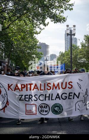 Trasparente: ' Kapitalismus zerschlagen '. Am 13. Agosto 2021 fand in der Bankenmetropole Frankfurt am Main ein Zentraler Klimastreik von Fridays for future statt. Zu diesem reisten Klimaaktivist*innen aus ganz Deutschland An. Circa 15000 Menschen Protestierten unter dem motto Banken blockieren gegen die macht des Finanzsektors und deren Finanzierung bzw. Unterstützung für klimaschädliche Industrien. * il 13 agosto 2021 15k attivisti del clima si sono Uniti ad una manifestazione di FridaysforFuture nella città di Francoforte, in Germania, secondo il motto bloccare le banche. Hanno protestato contro Foto Stock