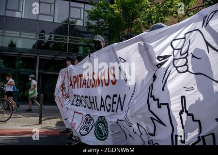 Trasparente: ' Kapitalismus zerschlagen '. Am 13. Agosto 2021 fand in der Bankenmetropole Frankfurt am Main ein Zentraler Klimastreik von Fridays for future statt. Zu diesem reisten Klimaaktivist*innen aus ganz Deutschland An. Circa 15000 Menschen Protestierten unter dem motto Banken blockieren gegen die macht des Finanzsektors und deren Finanzierung bzw. Unterstützung für klimaschädliche Industrien. * il 13 agosto 2021 15k attivisti del clima si sono Uniti ad una manifestazione di FridaysforFuture nella città di Francoforte, in Germania, secondo il motto bloccare le banche. Hanno protestato contro Foto Stock