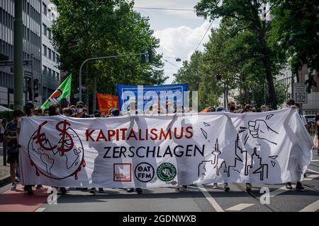 Trasparente: ' Kapitalismus zerschlagen '. Am 13. Agosto 2021 fand in der Bankenmetropole Frankfurt am Main ein Zentraler Klimastreik von Fridays for future statt. Zu diesem reisten Klimaaktivist*innen aus ganz Deutschland An. Circa 15000 Menschen Protestierten unter dem motto Banken blockieren gegen die macht des Finanzsektors und deren Finanzierung bzw. Unterstützung für klimaschädliche Industrien. * il 13 agosto 2021 15k attivisti del clima si sono Uniti ad una manifestazione di FridaysforFuture nella città di Francoforte, in Germania, secondo il motto bloccare le banche. Hanno protestato contro Foto Stock