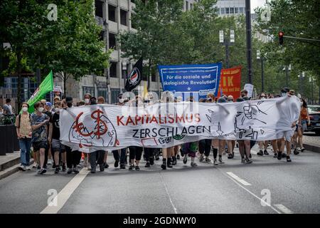 Trasparente: ' Kapitalismus zerschlagen '. Am 13. Agosto 2021 fand in der Bankenmetropole Frankfurt am Main ein Zentraler Klimastreik von Fridays for future statt. Zu diesem reisten Klimaaktivist*innen aus ganz Deutschland An. Circa 15000 Menschen Protestierten unter dem motto Banken blockieren gegen die macht des Finanzsektors und deren Finanzierung bzw. Unterstützung für klimaschädliche Industrien. * il 13 agosto 2021 15k attivisti del clima si sono Uniti ad una manifestazione di FridaysforFuture nella città di Francoforte, in Germania, secondo il motto bloccare le banche. Hanno protestato contro Foto Stock