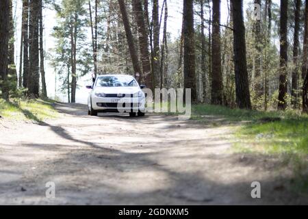 mosca, russia - 15 maggio 2020: Ammiraglia berlina Volkswagen golf VI bianco giri di colore foresta campagna strada sumer dar Foto Stock