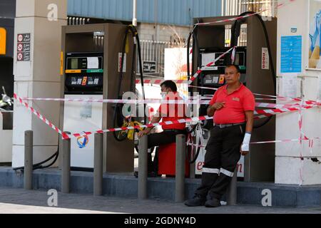 Beirut. 14 agosto 2021. Foto scattata il 14 agosto 2021 mostra una stazione di rifornimento chiusa a Beirut, in Libano. Il Libano sta assistendo a una crisi del carburante, che negli ultimi tempi ha visto un aumento delle ore di interruzioni di corrente e lunghe code di automobili che accodano nelle stazioni di servizio. Credit: Bilal Jawich/Xinhua/Alamy Live News Foto Stock