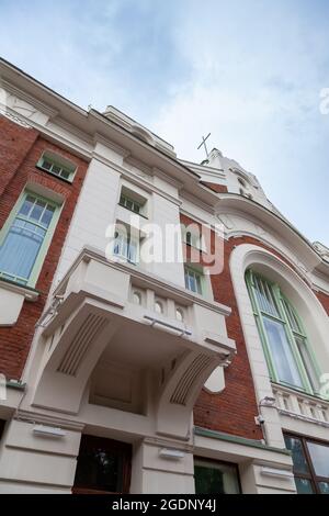 Architettura particolare di alcuni edifici a Novosibirsk, Russia, architettura sovietica. Foto Stock