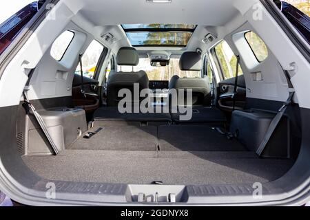 Mosca, Russia - Marzo, 18.2021: Volume vuoto tronco con flor flor sedili di nuovo moderno SUV ardy tiggo 8 pro sette posti minivan dalla società cinese Foto Stock