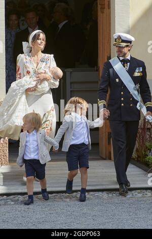 Il principe Carlo Filippo, la principessa Sofia, il principe Alessandro, il principe Gabriele e il principe Giuliano di Svezia frequentano il battesimo del principe Giuliano di Svezia a Drottningholms slott a Ekero, vicino Stoccolma, Svezia, il 14 agosto 2021. Foto di Stefan Lindblom/Stella Pictures/ABACAPRESS.COM Foto Stock