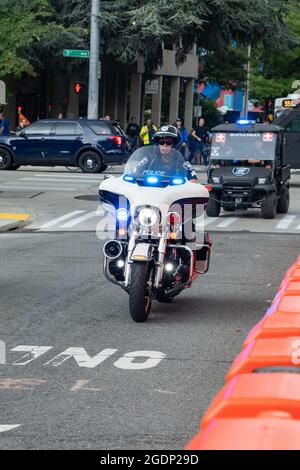 Moto e poliziotto di polizia a BLM e marcia di protesta anti Trump a Seattle, Stati Uniti Foto Stock