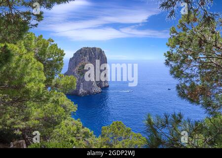 Vista panoramica delle famose rocce di Faraglioni (cataste di mare), l'attrazione turistica più visitata dell'isola di Capri, Italia. Foto Stock