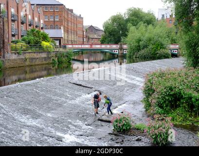 Raccoglitori di rifiuti che lavorano nello strame presso il museo dell'isola di Kelham, Sheffield. Foto Stock