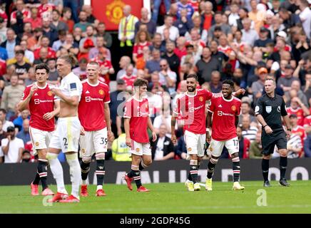 Manchester United's Fred (a destra) celebra dopo aver segnato il quinto gol della partita durante la partita della Premier League a Old Trafford, Manchester. Data immagine: Sabato 14 agosto 2021. Foto Stock