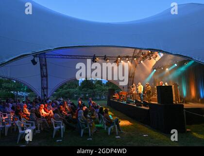 Neuhardenberg, Germania. 12 agosto 2021. Nils Landgren (camicia gialla), trombonista e cantante svedese, con la band Funk Unit per il concerto al programma estivo di Schloss Neuhardenberg. Credit: Patrick Pleul/dpa-Zentralbild/ZB/dpa/Alamy Live News Foto Stock