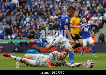 Leicester, Inghilterra, 14 agosto 2021. Jamie Vardy di Leicester City va intorno Jose SA di Wolverhampton Wanderers per avere un obiettivo dispermesso durante la partita della Premier League al King Power Stadium, Leicester. L'immagine di credito dovrebbe essere: Darren Staples / Sportimage Foto Stock