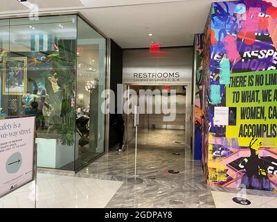 New York, NY, Stati Uniti d'America - 14 agosto 2021: Ingresso ai servizi igienici presso i negozi di Hudson Yards Foto Stock