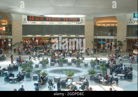 Tel Aviv, Israele - 09.13.2007: Molti passeggeri nell'area di partenza del Terminal 3 dell'aeroporto internazionale ben Gurion di Tel Aviv Foto Stock