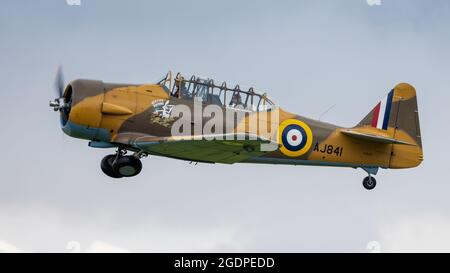 North American Harvard G-BJST ‘Wacky Wabbit’ decollo dall'Old Warden Aerodromo dando un passaggio fortunato un volo di piacere il 1 ° agosto 2021 Foto Stock