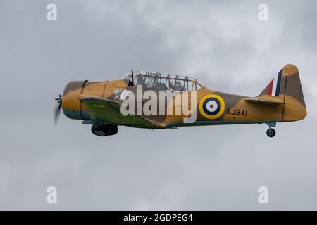 North American Harvard G-BJST ‘Wacky Wabbit’ decollo dall'Old Warden Aerodromo dando un passaggio fortunato un volo di piacere il 1 ° agosto 2021 Foto Stock