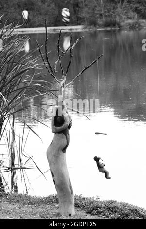 JOHANNESBURG, SUDAFRICA - 05 gennaio 2021: Una foto verticale di una mostra di sculture d'arte all'aperto al Nirox Park Foto Stock