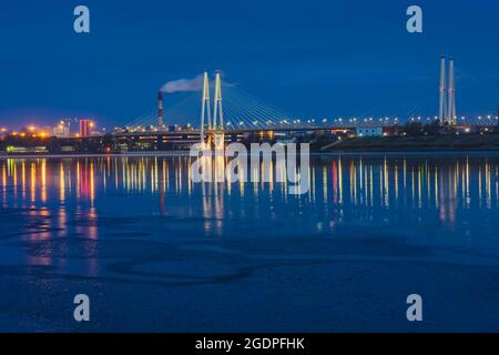 Ponte Big Obukhovskiy, San Pietroburgo, Russia. 24 novembre 2019. Ponte Bolshoi Obukhovsky sul fiume Neva a San Pietroburgo di notte. Foto Stock
