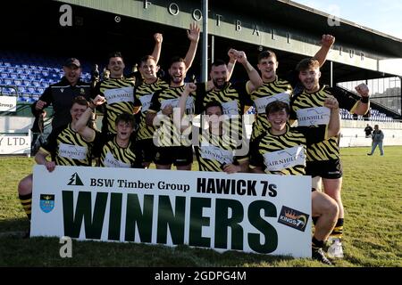 Hawick, Regno Unito. 14 agosto 2021. Azione degli Hawick 7 sabato 14 agosto 2021 a Mansfield, Hawick. I vincitori Melrose alzano il trofeo battendo Jedforest 19-12 Credit: Rob Grey/Alamy Live News Foto Stock