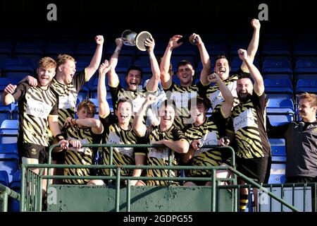 Hawick, Regno Unito. 14 agosto 2021. Azione degli Hawick 7 sabato 14 agosto 2021 a Mansfield, Hawick. I vincitori Melrose alzano il trofeo battendo Jedforest 19-12 Credit: Rob Grey/Alamy Live News Foto Stock