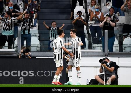 Torino, Italia. 14 agosto 2021. Paulo Dybala della Juventus FC festeggia con Federico Chiesa dopo aver segnato un gol durante la amichevole partita di calcio tra Juventus FC e Atalanta BC. Credit: Nicolò campo/Alamy Live News Foto Stock