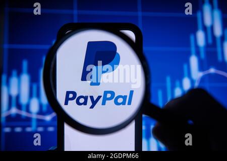 LONDRA, UK - Agosto 2021: Logo del servizio finanziario PayPal su uno smartphone Foto Stock