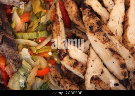 Pasto di manzo e pollo con Fajita Takeout Foto Stock