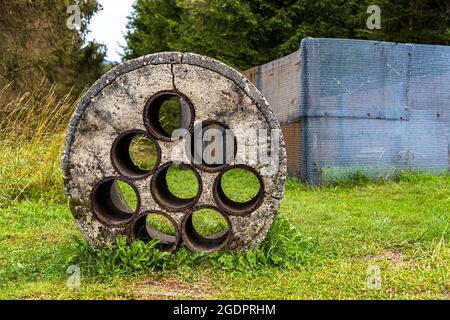 Serrature in un tubo dell'acqua sotto le barriere ex cortina di ferro del confine interno-tedesco vicino Sorge, Germania Foto Stock