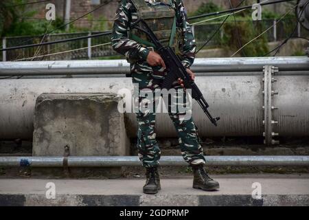 Srinagar, India. 14 agosto 2021. Un truppe paramilitari si alza in guardia davanti al giorno dell'Indipendenza dell'India a Srinagar. Come l'India festeggia il suo 75° giorno dell'Indipendenza il 15 agosto 2021, la sicurezza è stata inasprita in Kashmir poiché le forze ricorrono alla "sorveglianza tecnica", compreso l'uso dei droni per monitorare la situazione. Credit: SOPA Images Limited/Alamy Live News Foto Stock