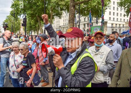 Londra, Regno Unito. 14 agosto 2021. I veterani di Gurkha protestano fuori Downing Street. I Gurkhas hanno organizzato scioperi della fame e proteste per diverse settimane contro 'la discriminazione, lo sfruttamento e l'ingiustizia storica?, comprese le pensioni ineguali erogate ai soldati di Gurkha rispetto ai loro omologhi britannici. (Credit: Vuk Valcic / Alamy Live News) Foto Stock