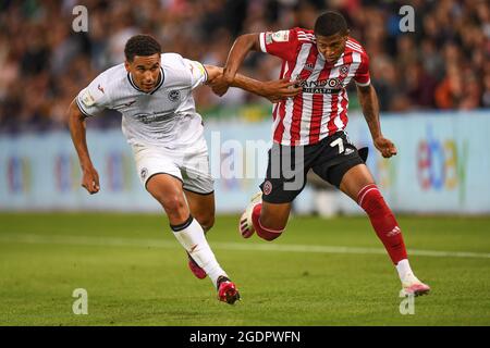 Swansea, Regno Unito. 14 agosto 2021. Ben Cabango n.5 di Swansea City e Rhian Brewster n.7 di Sheffield United per la palla. A Swansea, Regno Unito, il 8/14/2021. (Foto di Mike Jones/News Images/Sipa USA) Credit: Sipa USA/Alamy Live News Foto Stock