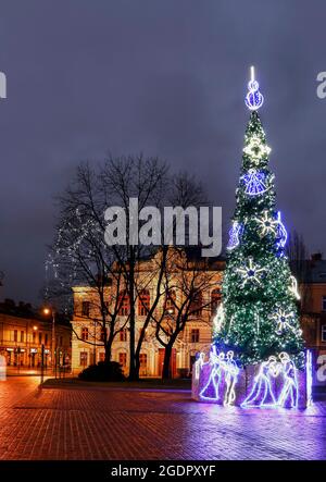 Tradizionale grande albero di natale di fronte al Municipio nel quartiere Podgorze di Cracovia, Polonia. Foto Stock