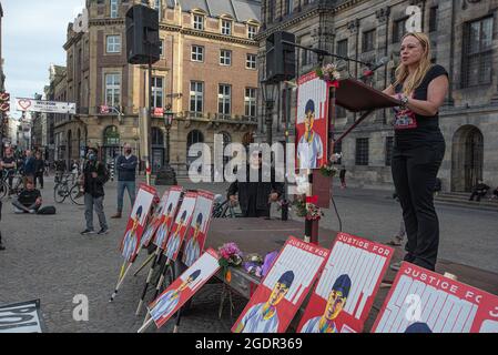 La madre della vittima, Justine Seewald, dà un discorso emotivo, condannando l'azione della polizia per l'uccisione di suo figlio.la manifestazione di questa sera ha attratto un numero equo di sostenitori e l'oratore principale per la serata è stata la madre della vittima Justine Seewald. Un giovane muscoloso è stato visto in video facendo una registrazione sul suo telefono, vestito in pantaloncini, i suoi occhiali da sole sulla testa e premendo un coltello alla propria gola. Fu visto in un cortile, dove diversi poliziotti lo chiedevano di fermarsi. Mentre camminava verso di loro, un gestore di cane della polizia ha rilasciato il suo cane dietro di lui, ma, l'animale d Foto Stock