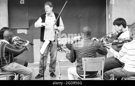 JOHANNESBURG, SUD AFRICA - 05 gennaio 2021: Insegnante di orchestra della scuola di musica a Johannesburg, Sud Africa Foto Stock