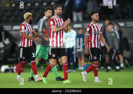 Swansea, Regno Unito. 14 agosto 2021. Il team di Sheffield United applaude i sostenitori di Swansea, Regno Unito, il 14/08/2021. (Foto di Mike Jones/News Images/Sipa USA) Credit: Sipa USA/Alamy Live News Foto Stock