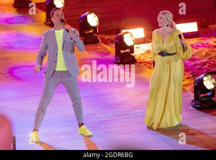 Gelsenkirchen, Germania. 14 agosto 2021. La cantante Eloy de Jong (l) e la cantante Beatrice Eli sono sul palco per la grande festa sulla spiaggia di Schlager per celebrare il 40° compleanno di Florian Silbereisen. 30 anni fa, il 10 agosto 1991, la sua carriera televisiva iniziò con la sua prima apparizione televisiva. Il 4 agosto Florian Silbereisen ha girato 40. Festeggia il suo anniversario e il suo compleanno con un programma televisivo molto speciale: 'Die große Schlagerstrandparty zum Geburtstag'. Credit: Guido Kirchner/dpa/Alamy Live News Foto Stock