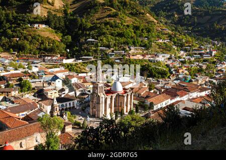 Il villaggio di Angangueo, Michoacan situato vicino al Santuario delle farfalle Monarch in Messico. Foto Stock