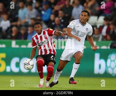 Swansea, Galles, 14 agosto 2021. Rhian Brewster di Sheffield Utd si assottola con ben Canango di Swansea City durante la partita del campionato Sky Bet allo stadio Swansea.com di Swansea. L'immagine di credito dovrebbe essere: Simon Bellis / Sportimage Foto Stock