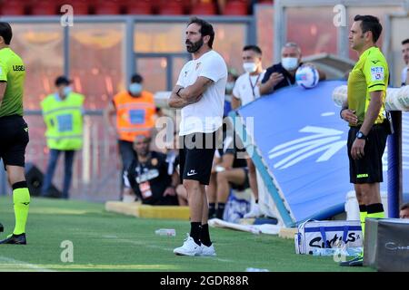 Benevento, Italia. 14 agosto 2021. Fabio caserta allenatore di Benevento, nel corso della partita di Coppa Italia rta Benevento vs Spal risultato finale 2-1, si è giocato allo stadio Ciro Vigorito di Benevento. Benevento, Italia, 14 agosto 2021. (Foto di Vincenzo Izzo/Sipa USA) Credit: Sipa USA/Alamy Live News Foto Stock