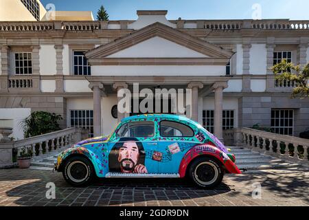 VW Bug unico regalato a Marco Antonio Solis, alias El Buki, parcheggiato di fronte alla sua casa a Morelia, Michoacan, Messico. Foto Stock