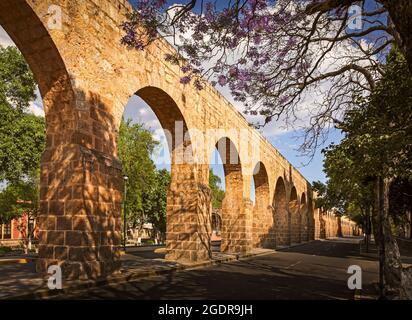 L'Acquedotto, un punto di riferimento nella città coloniale di Morelia, Michoacan, Messico. Foto Stock