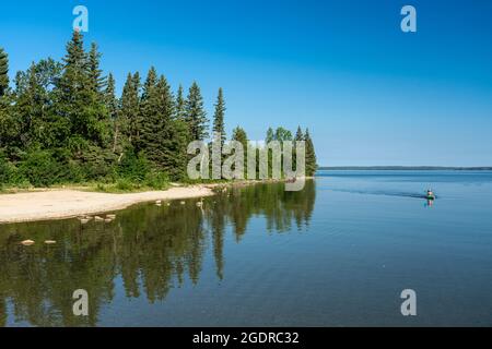 Il litorale di Clear Lake con riflessi nel Riding Mountain National Park, Manitoba, Canada. Foto Stock