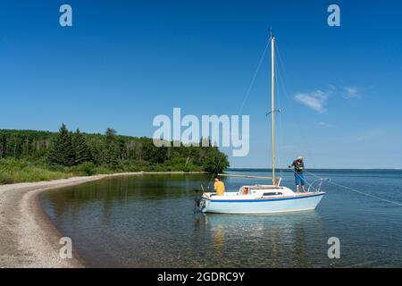 Una barca a vela sulla riva del lago Clear, Riding Mountain National Park, Manitoba, Canada. Foto Stock