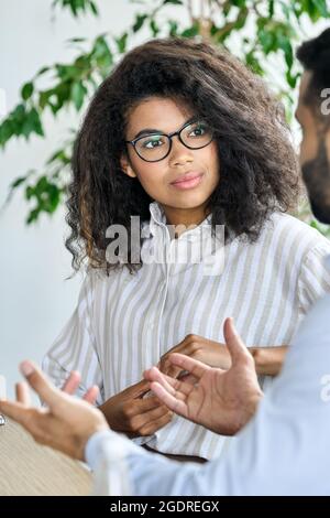 Responsabile afro-americano che ascolta il leader del mentore del ceo indiano. Foto Stock